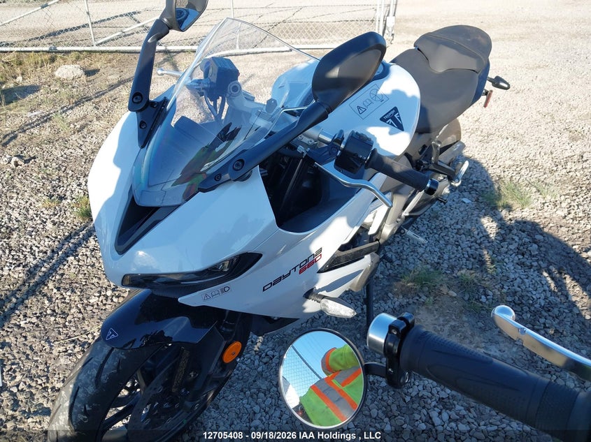 2025 Triumph Motorcycle Daytona 660, Left Side, IAAI, VIN SMTL23UF2STBZ2633 — photo 2