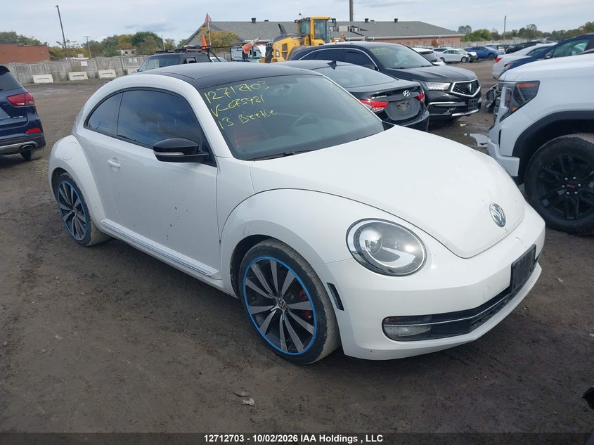 2013 Volkswagen Beetle 2.0T Fender Edition/2.0T Turbo/R-Line, Удар спереди, IAAI, VIN 3VWVS7AT2DM675981