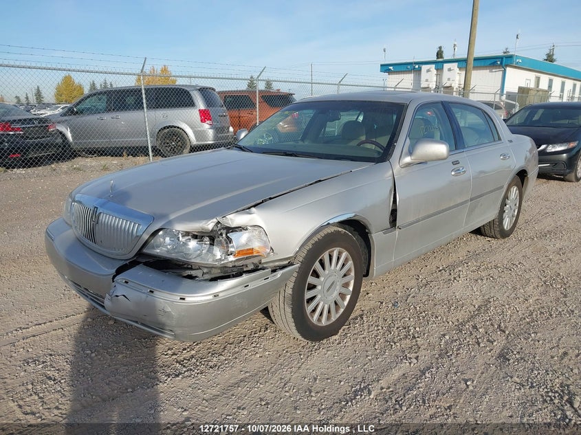 2005 Lincoln Town Car Signature Limited, Front, IAAI, VIN 1LNHM82W45Y663874 — photo 2