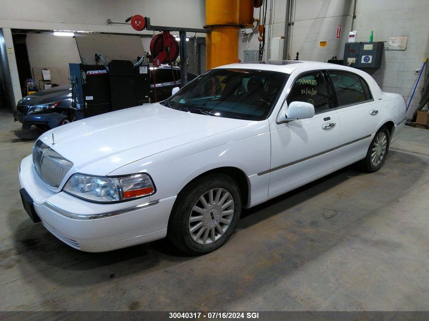 2003 Lincoln Town Car Signature VIN: 1LNHM82W63Y662593 Lot: 30040317