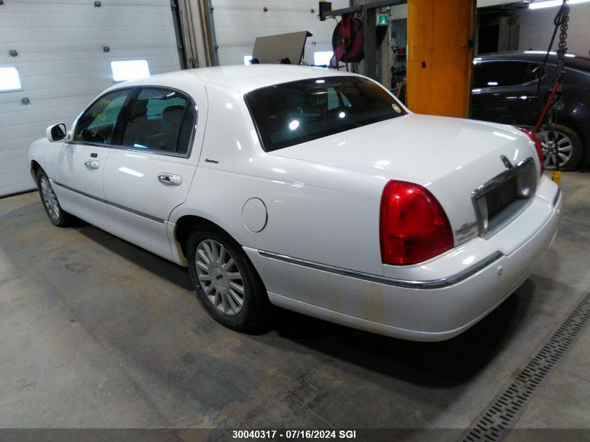 2003 Lincoln Town Car Signature VIN: 1LNHM82W63Y662593 Lot: 30040317