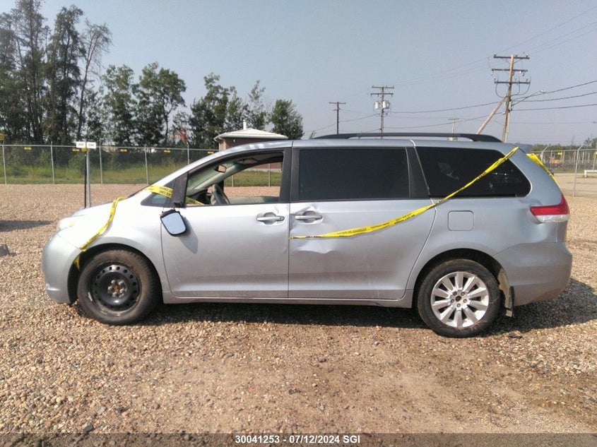 2014 Toyota Sienna Le VIN: 5TDJK3DC2ES082757 Lot: 30041253
