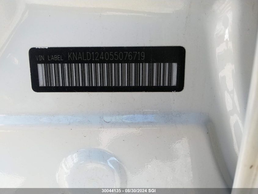 2005 Kia Amanti VIN: KNALD124055076719 Lot: 30044135