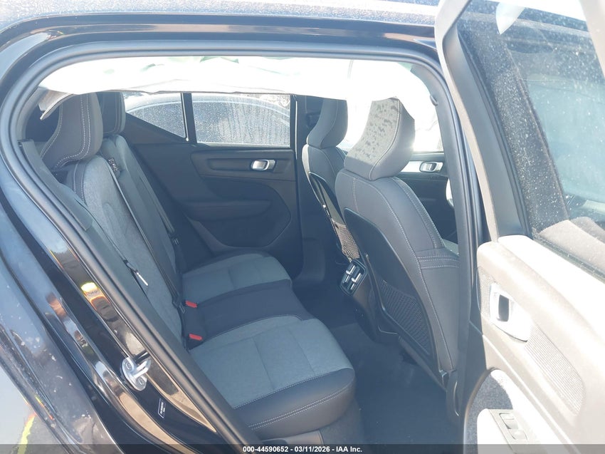 Внедорожники VOLVO XC40 2024 Черный