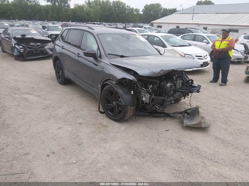 2024 VOLKSWAGEN TIGUAN 2.0T SE R-LINE BLACK — снимка 1