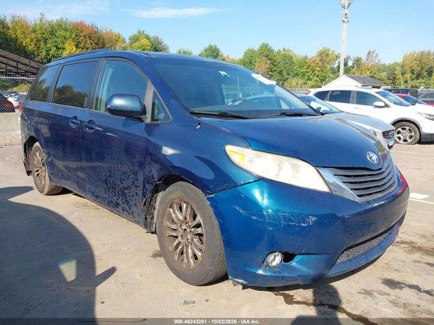 2011 TOYOTA SIENNA XLE V6 — снимка 1