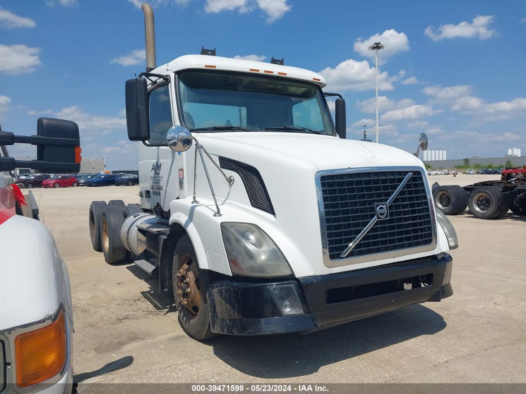 2011 VOLVO VN VNL White  Diesel 4V4NC9EHXBN528283 photo #1