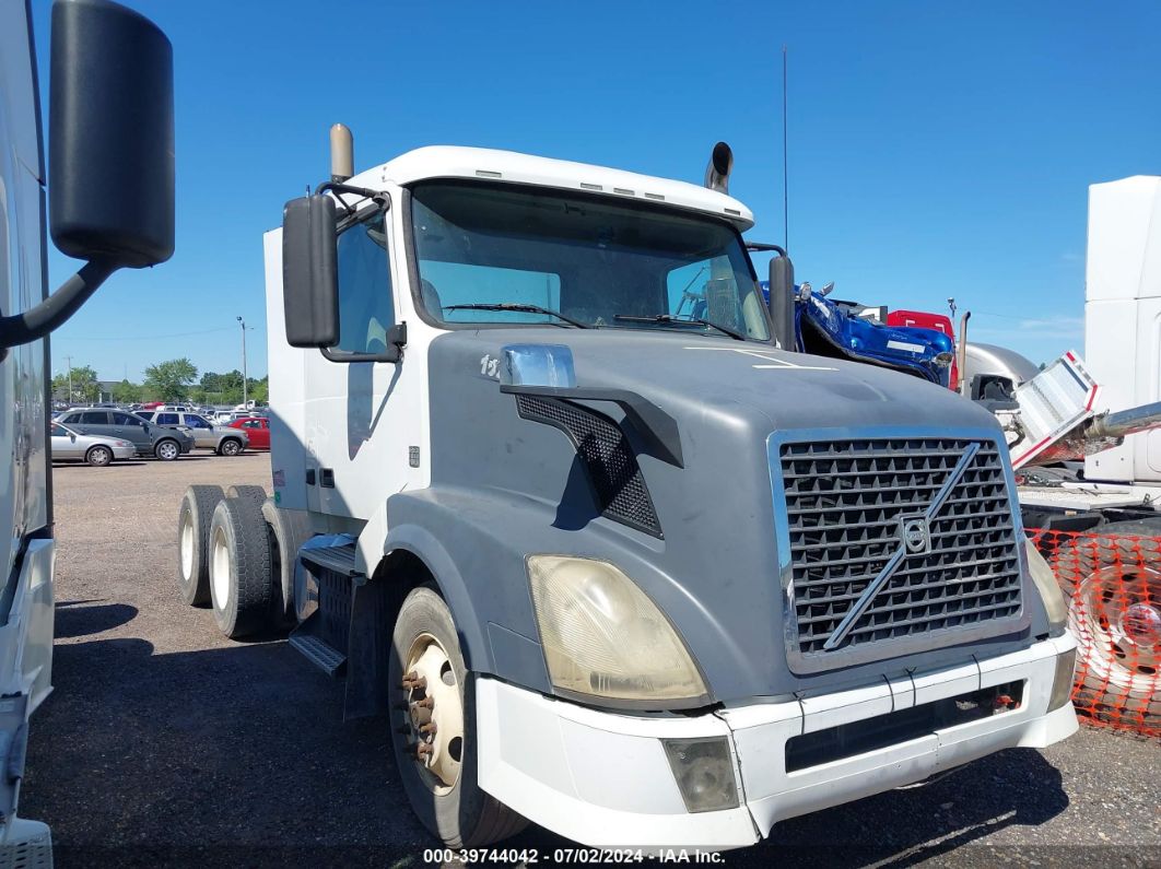 2012 VOLVO VN White  Diesel 4V4NC9EG8CN541901 photo #1