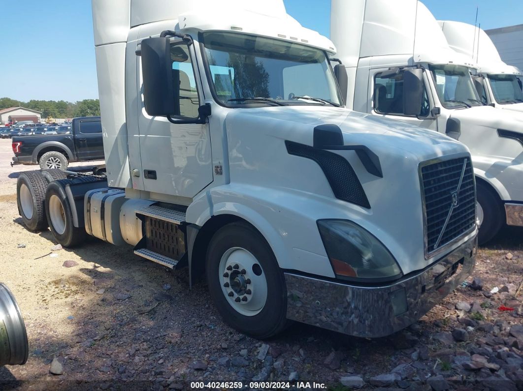 2015 VOLVO VN VNL White  Diesel 4V4NC9EG8FN924497 photo #1