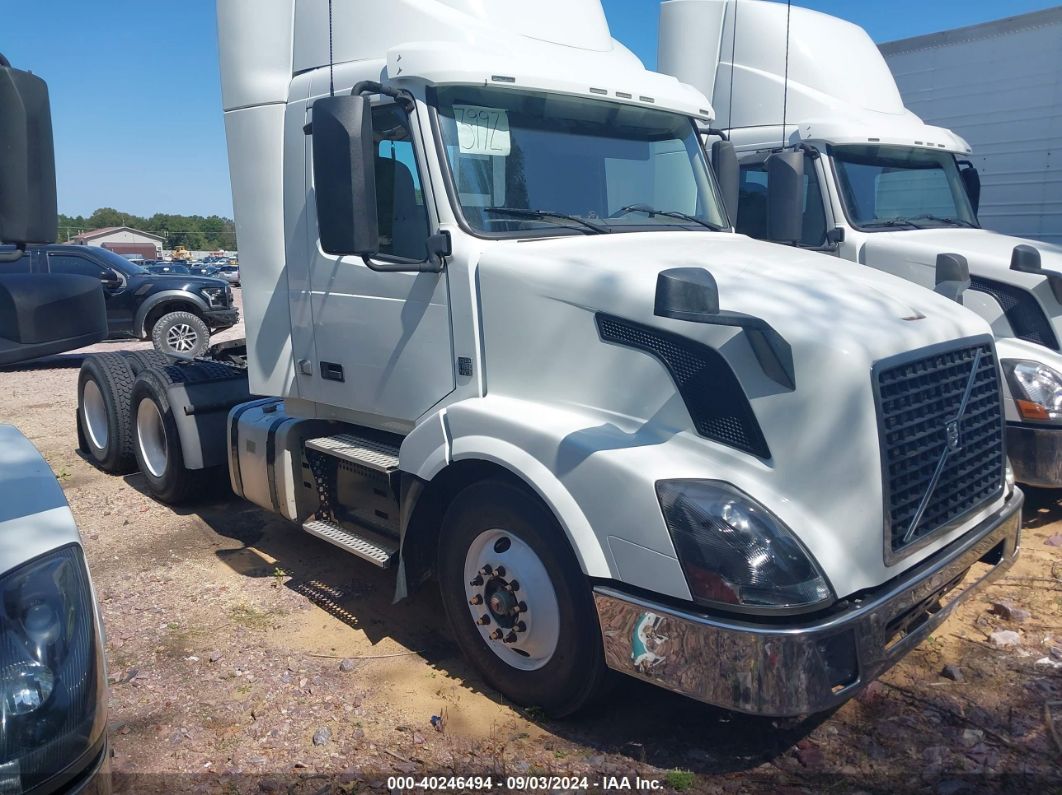 2018 VOLVO VNL White  Diesel 4V4NC9EG7JN885538 photo #1