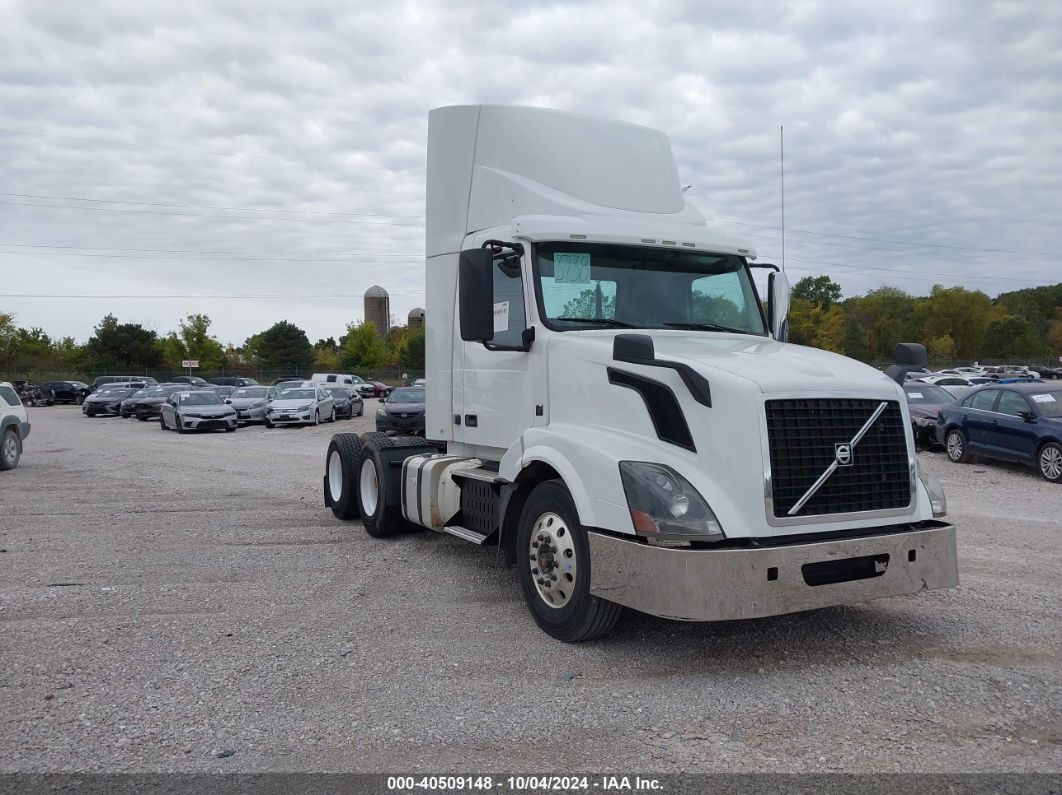 2016 VOLVO VN VNL White  Diesel 4V4NC9EGXGN957292 photo #1