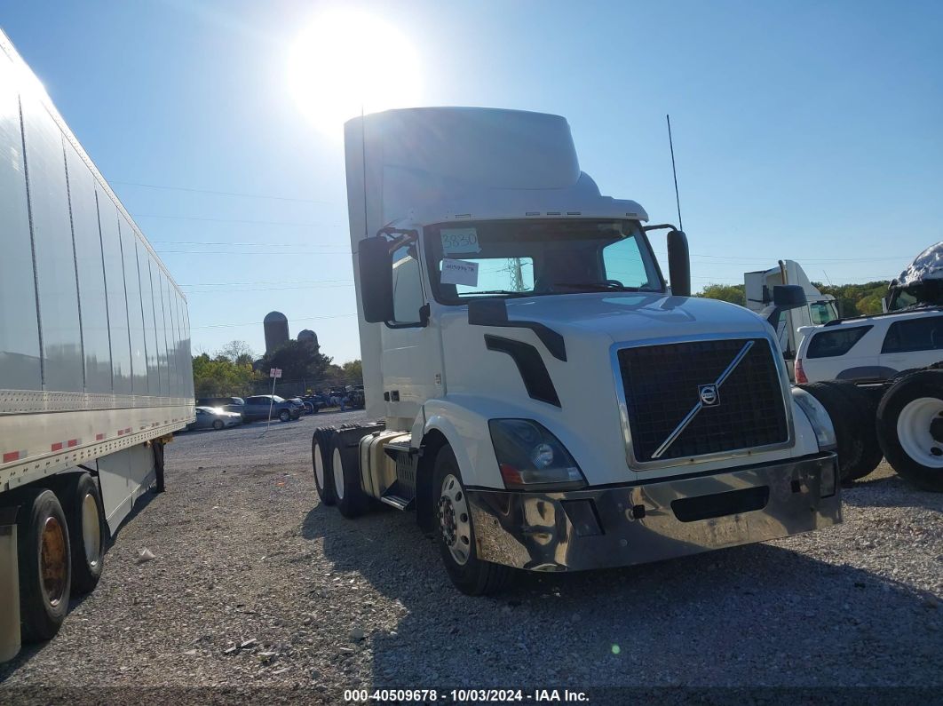 2016 VOLVO VN VNL White  Diesel 4V4NC9EG6GN971674 photo #1