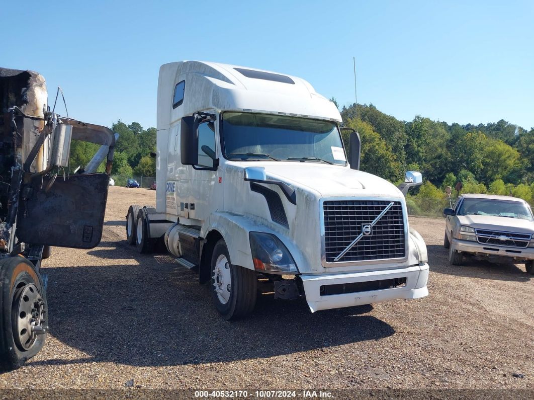 2013 VOLVO VN White  Diesel 4V4NC9TH4DN567635 photo #1