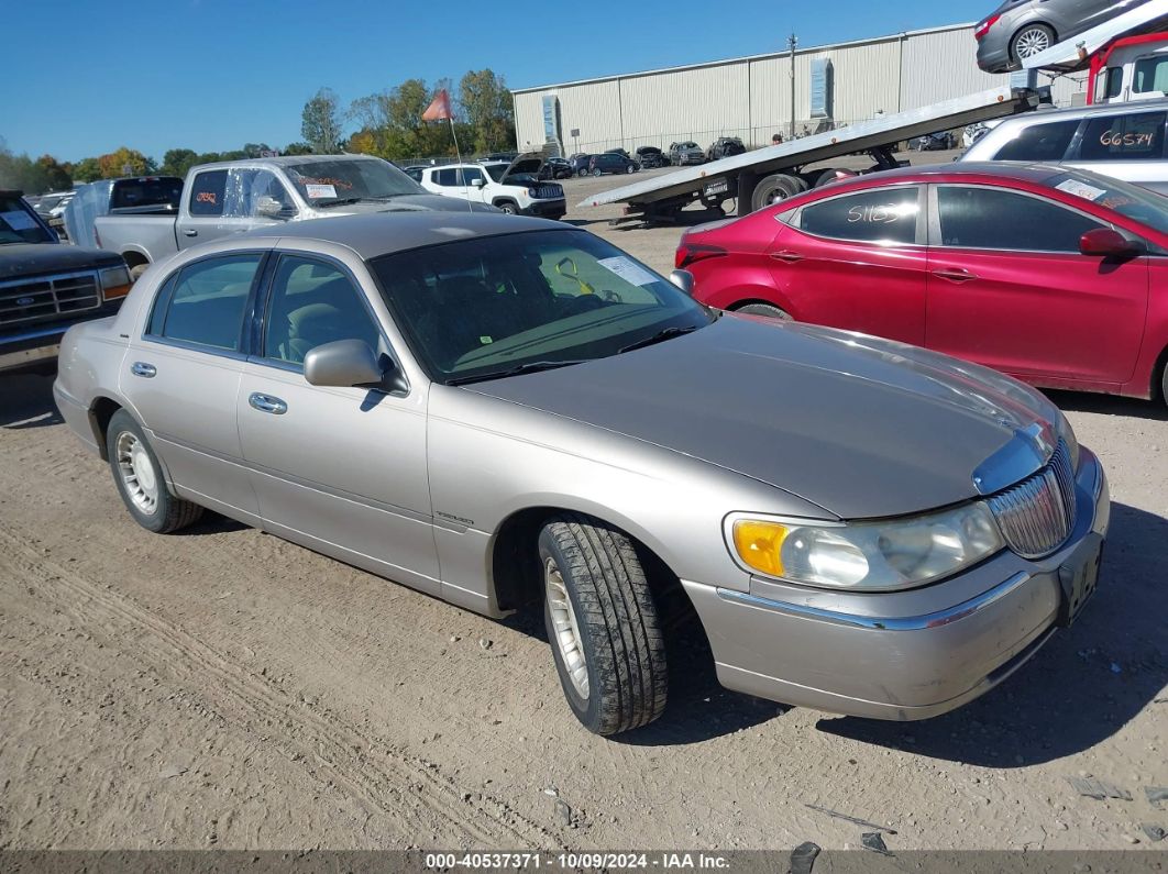 2000 LINCOLN TOWN CAR EXECUTIVE Gold  Gasoline 1LNHM81W0YY788652 photo #1