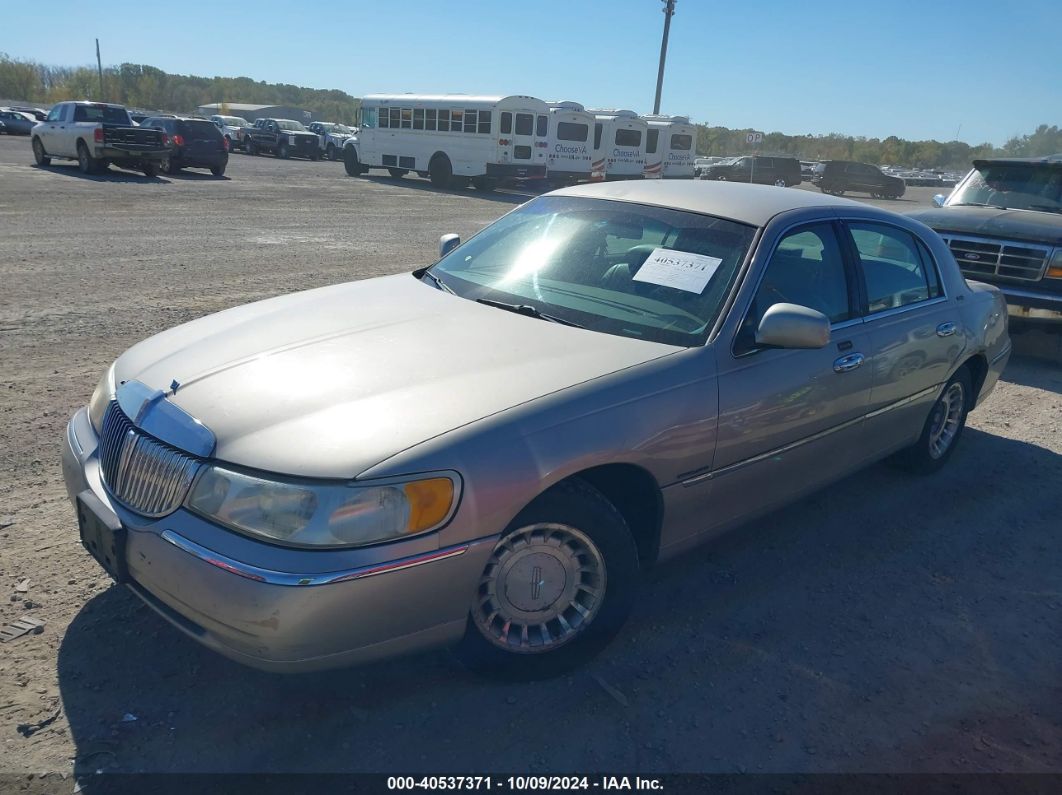 2000 LINCOLN TOWN CAR EXECUTIVE Gold  Gasoline 1LNHM81W0YY788652 photo #3