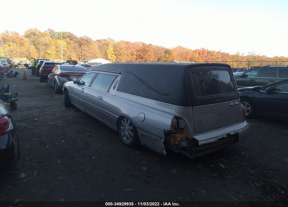 2003 LINCOLN TOWN CAR EXECUTIVE VIN: 1LJFM81W13Y629592