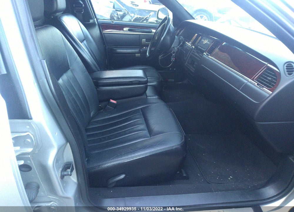 2003 LINCOLN TOWN CAR EXECUTIVE VIN: 1LJFM81W13Y629592