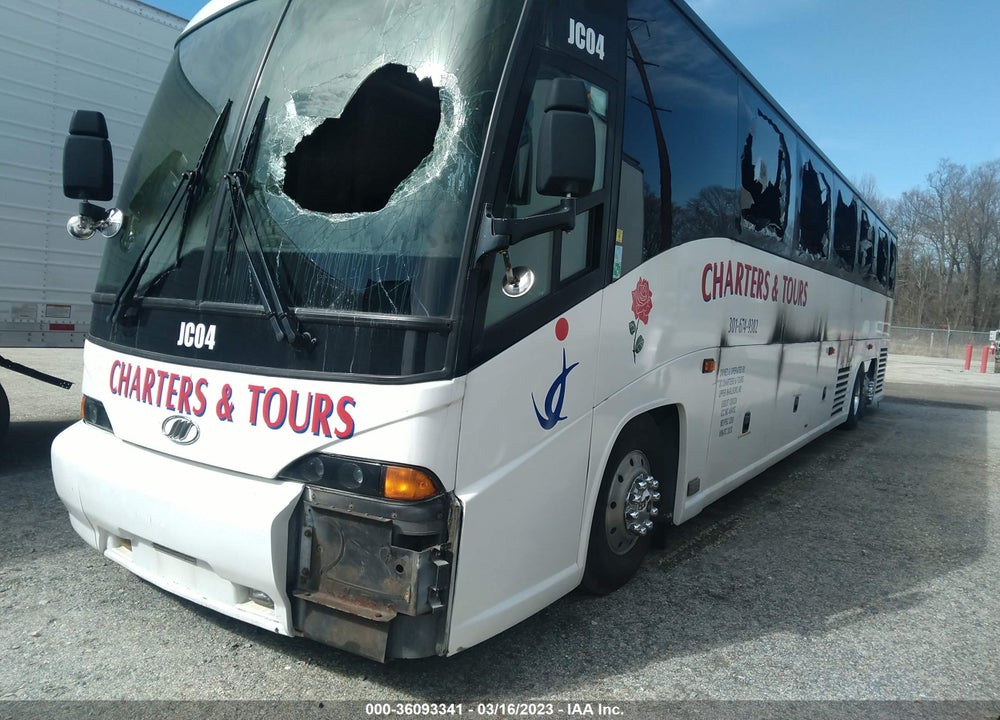 2005 MCI (LES AUTO BUS) BUS VIN: 2M93JMPAX5W062842