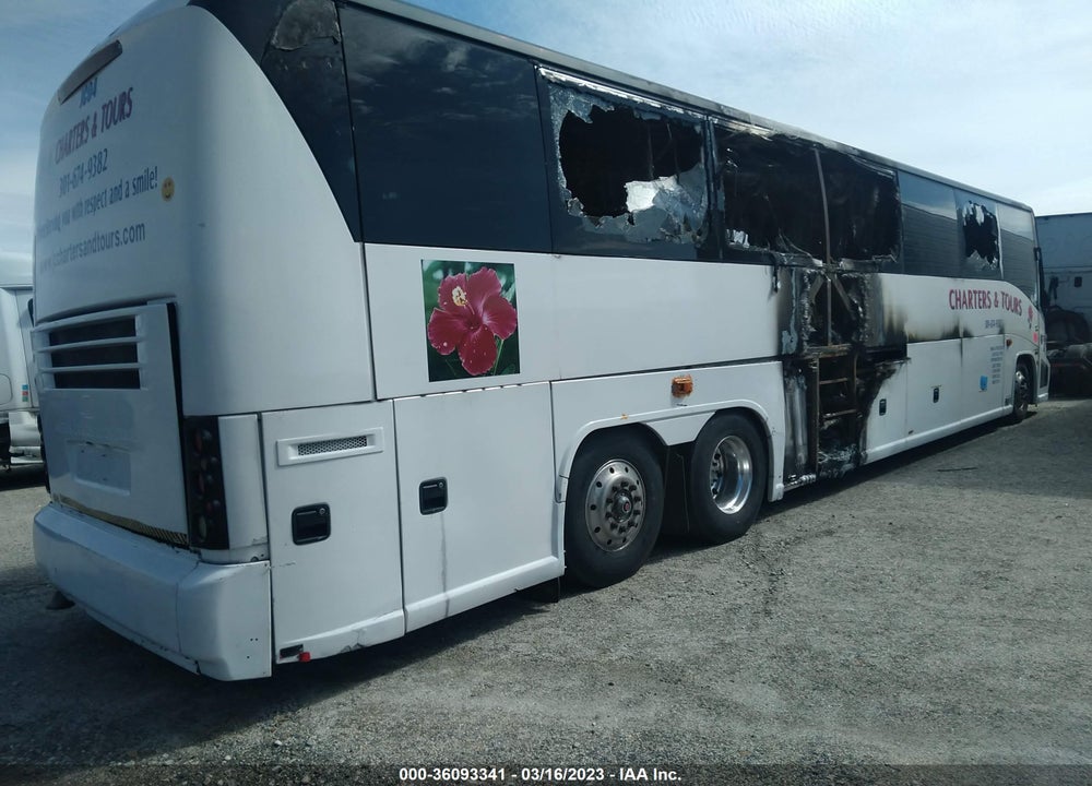 2005 MCI (LES AUTO BUS) BUS VIN: 2M93JMPAX5W062842
