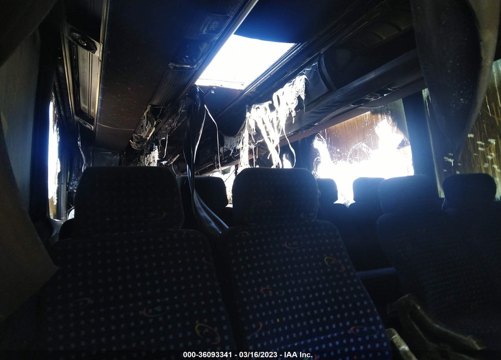 2005 MCI (LES AUTO BUS) BUS VIN: 2M93JMPAX5W062842
