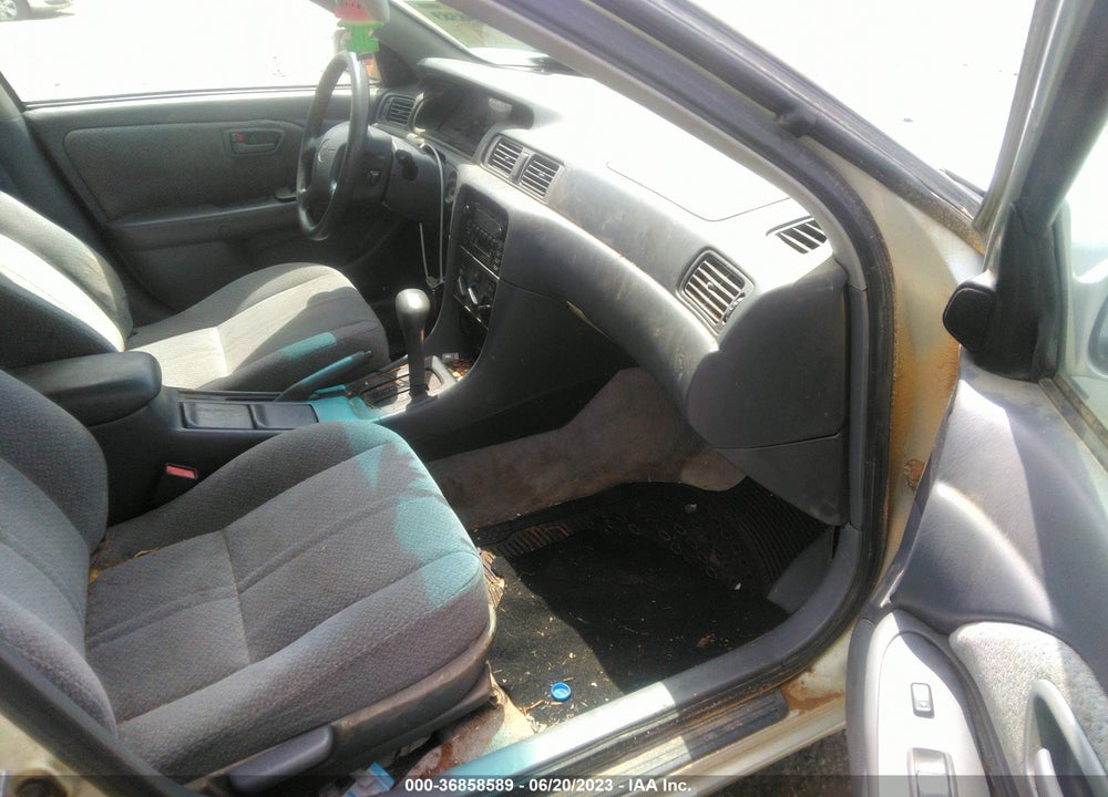 2000 TOYOTA CAMRY LE VIN: JT2BG28K6Y0434398