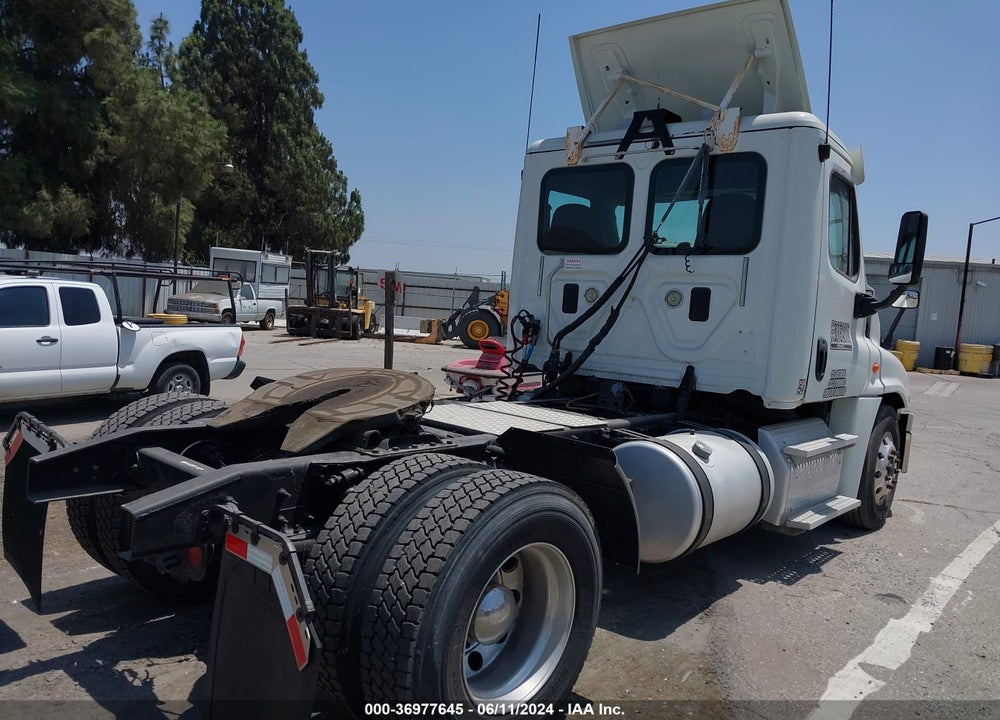 2015 FREIGHTLINER CASCADIA 125 VIN: 3AKBGDD53FSGD0695