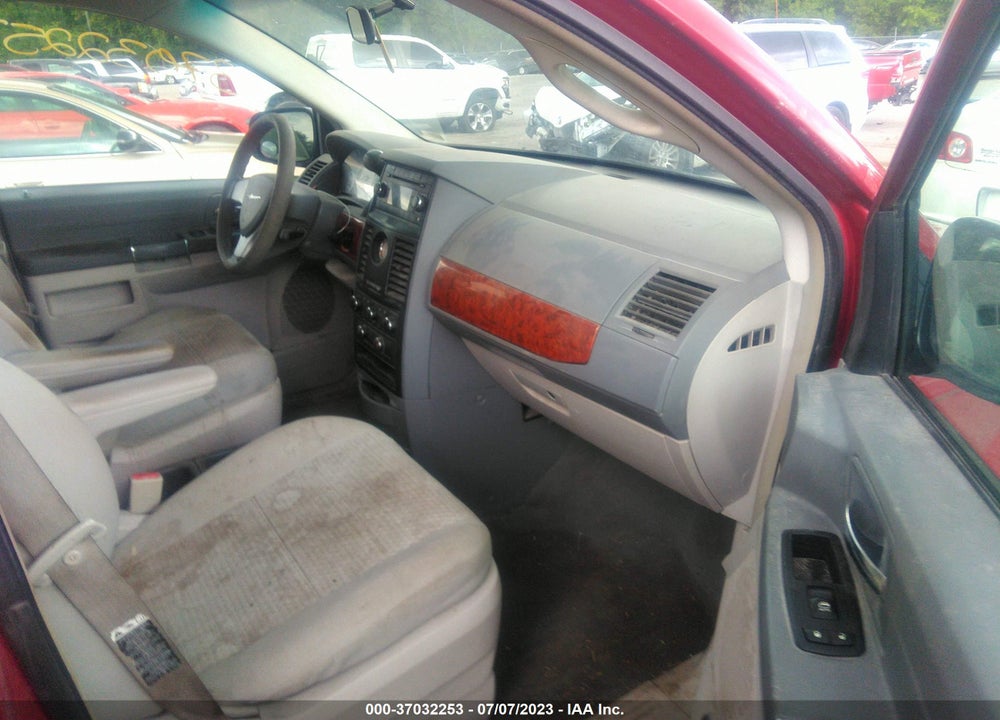 2008 CHRYSLER TOWN & COUNTRY LX VIN: 2A8HR44H38R103293
