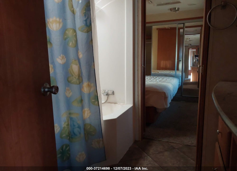 2014 RECREATION BY DESIGN ROYAL TRAVEL 44' VIN: 5CZ300R33E1123709