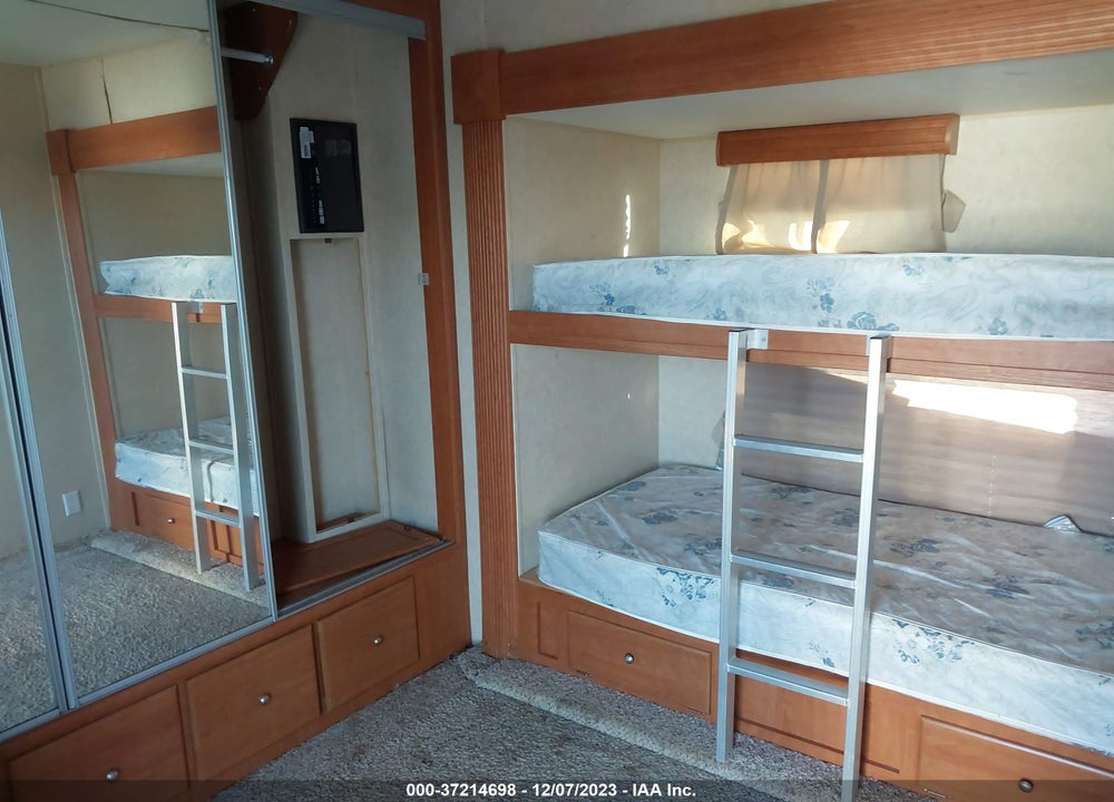 2014 RECREATION BY DESIGN ROYAL TRAVEL 44' VIN: 5CZ300R33E1123709