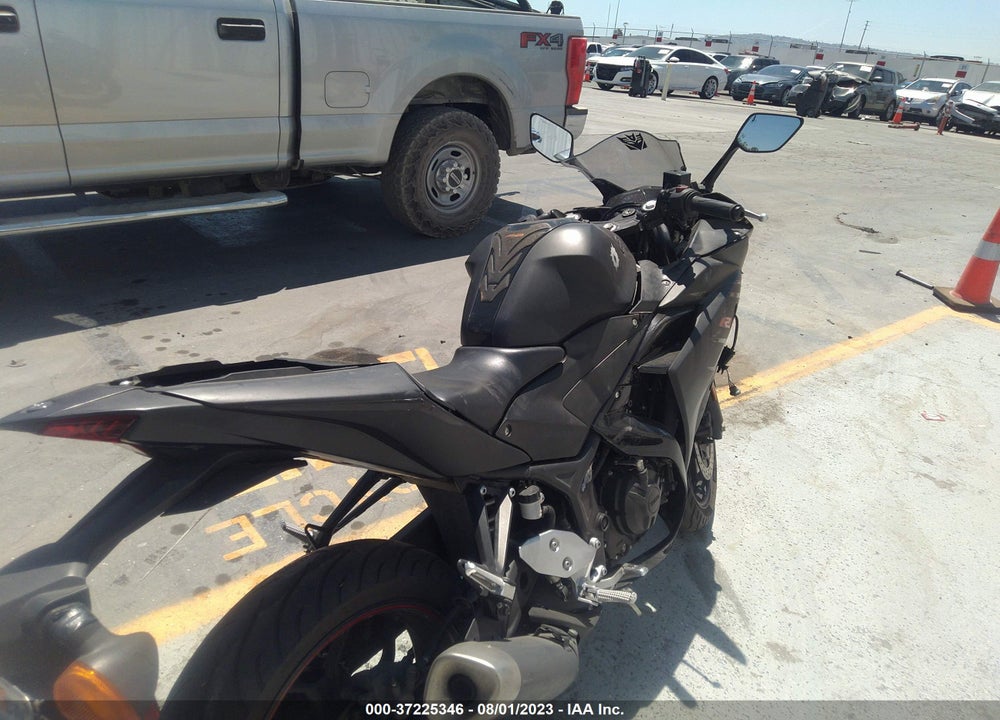 2017 YAMAHA YZFR3 VIN: MH3RH06Y5HK016242