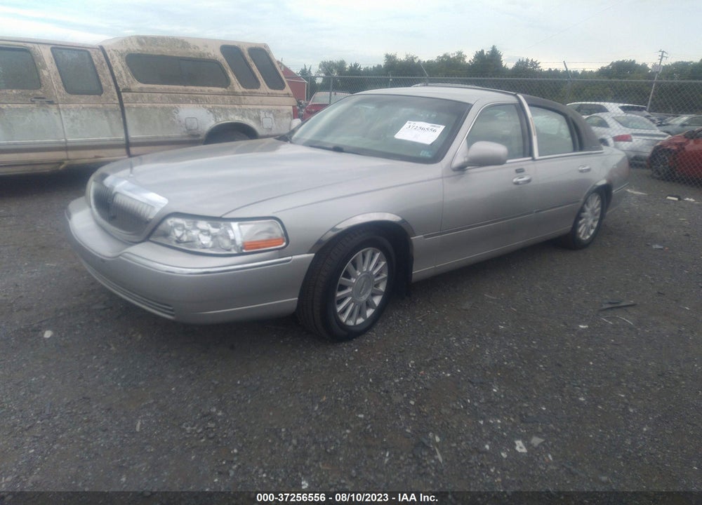 2004 LINCOLN TOWN CAR SIGNATURE VIN: 1LNHM81WX4Y604053