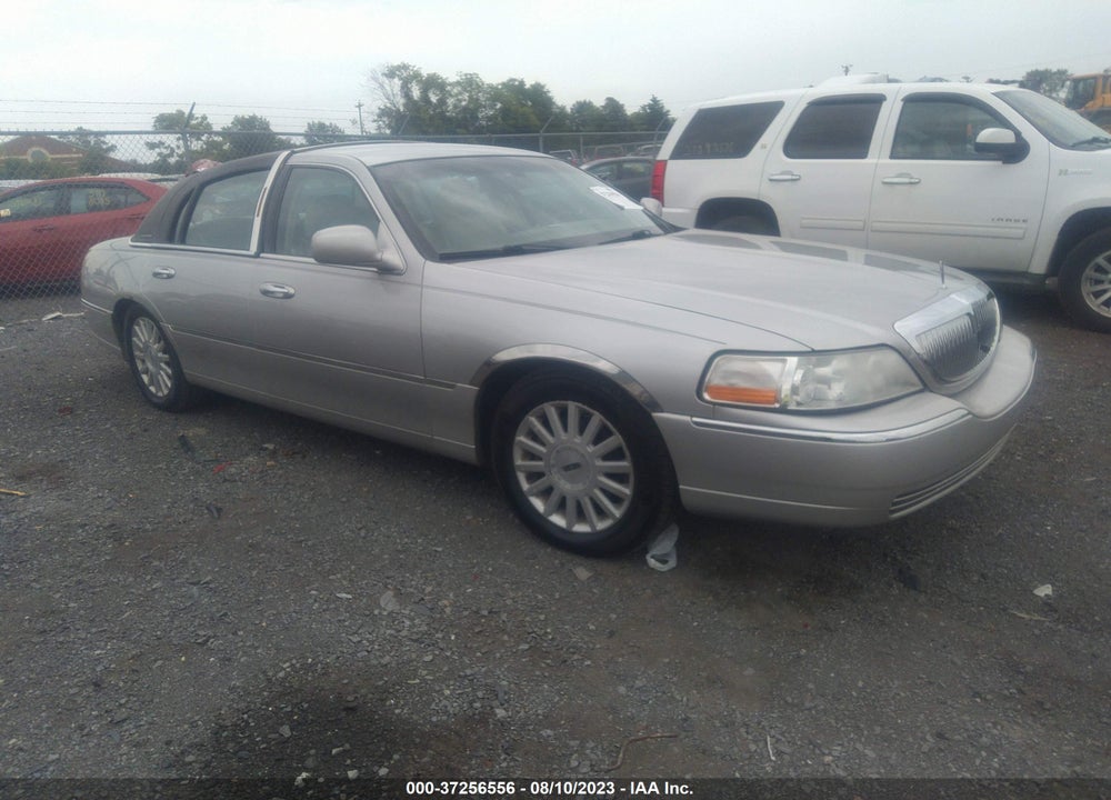 2004 LINCOLN TOWN CAR SIGNATURE VIN: 1LNHM81WX4Y604053
