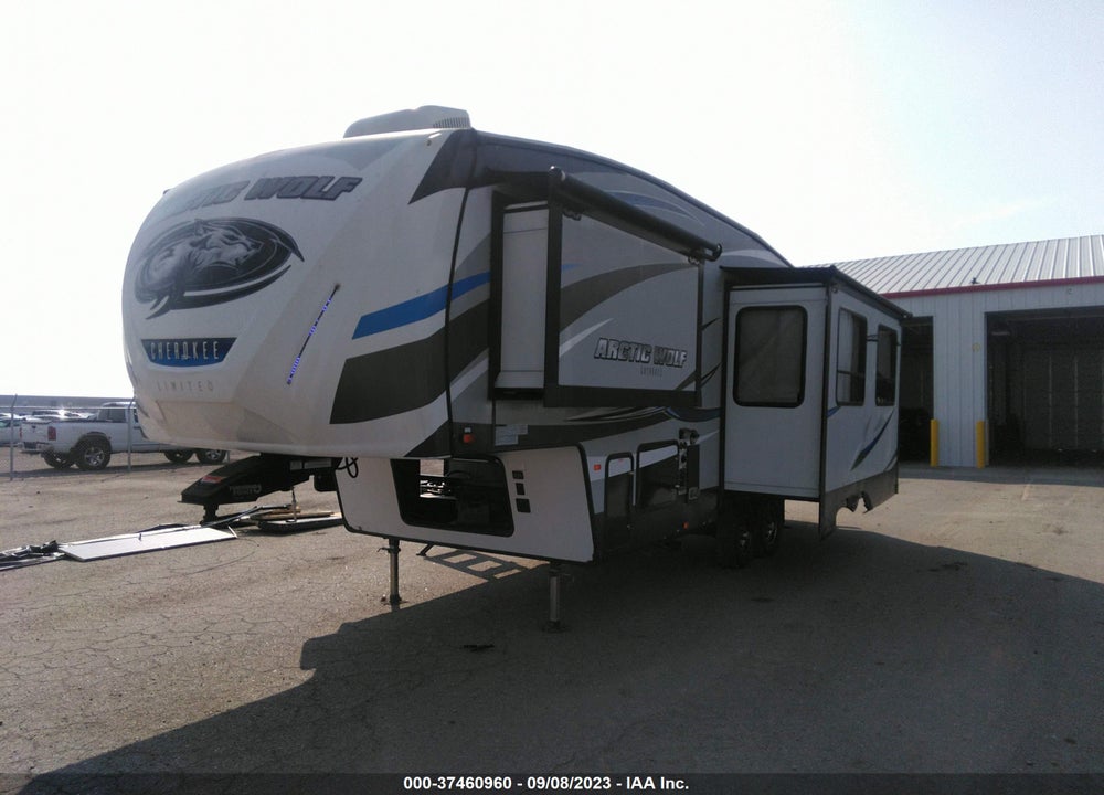 2018 FOREST RIVER ARCTIC WOLF VIN: 5ZT3CKRB1J2701316