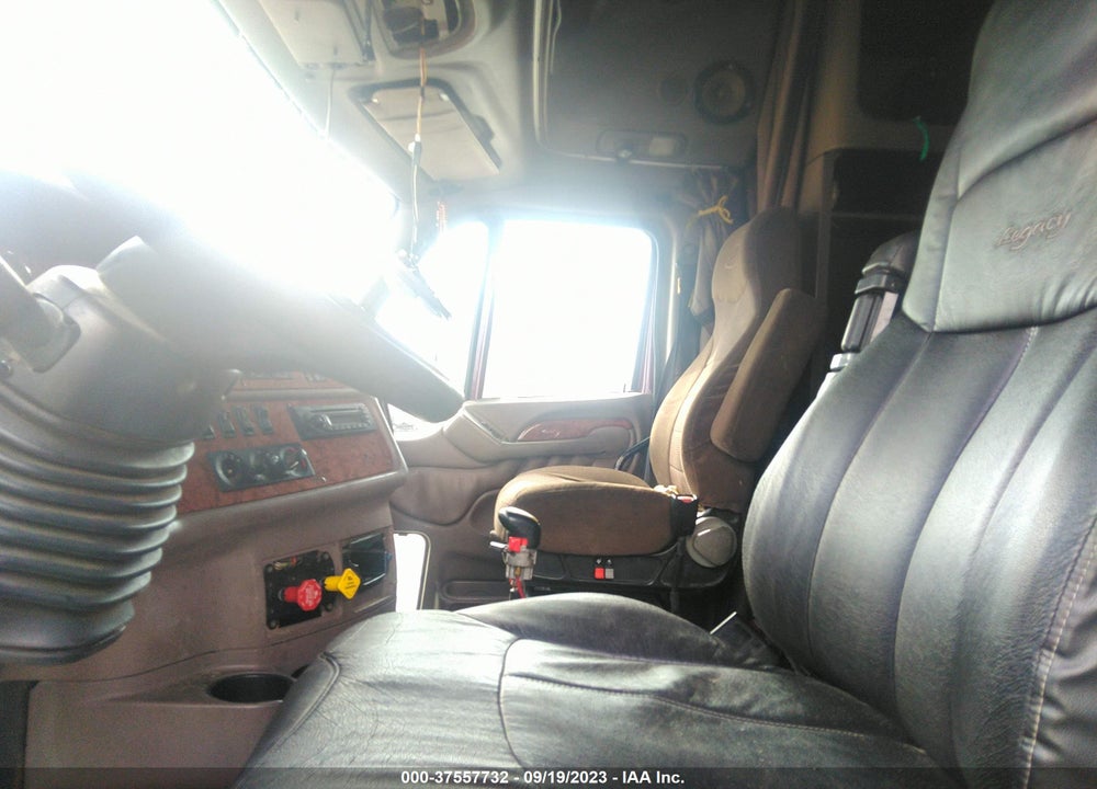 2010 PETERBILT 387 VIN: 1XP7D49X1AD772185