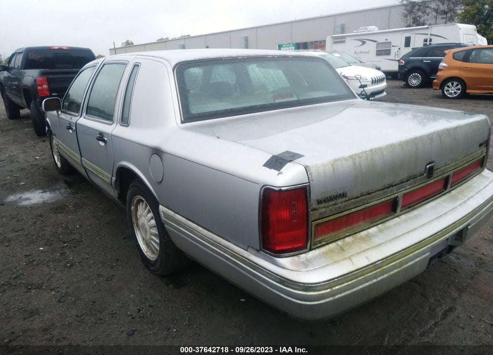 1997 LINCOLN TOWN CAR SIGNATURE VIN: 1LNLM82W0VY747877