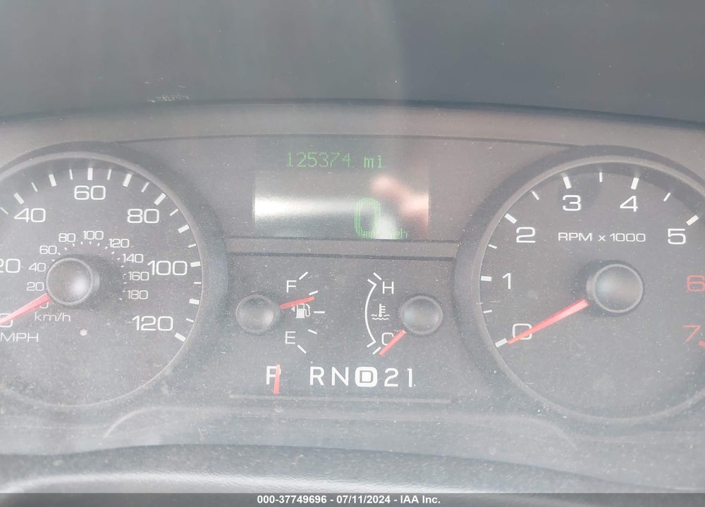2008 FORD CROWN VICTORIA LX VIN: 2FAFP74V08X123238