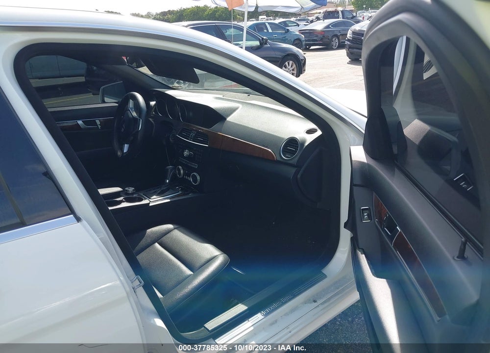 2014 MERCEDES-BENZ C 250 SPORT/LUXURY VIN: WDDGF4HB2EA956338