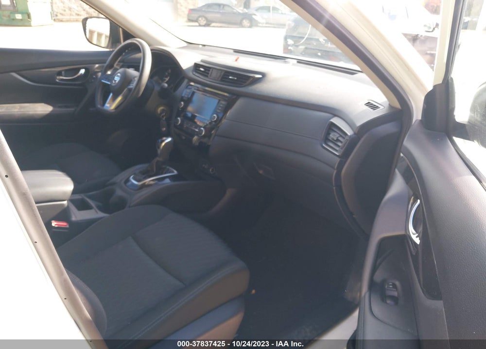 2018 NISSAN ROGUE VIN: KNMAT2MV0JP543421