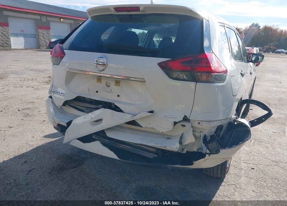 2018 NISSAN ROGUE VIN: KNMAT2MV0JP543421