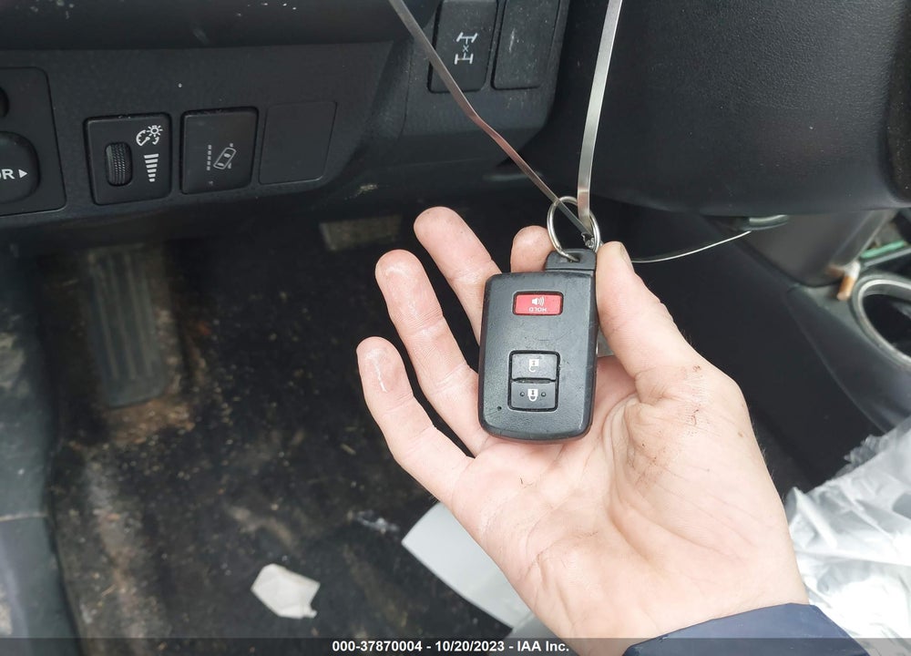 2018 TOYOTA RAV4 XLE VIN: JTMRFREV3JJ740636