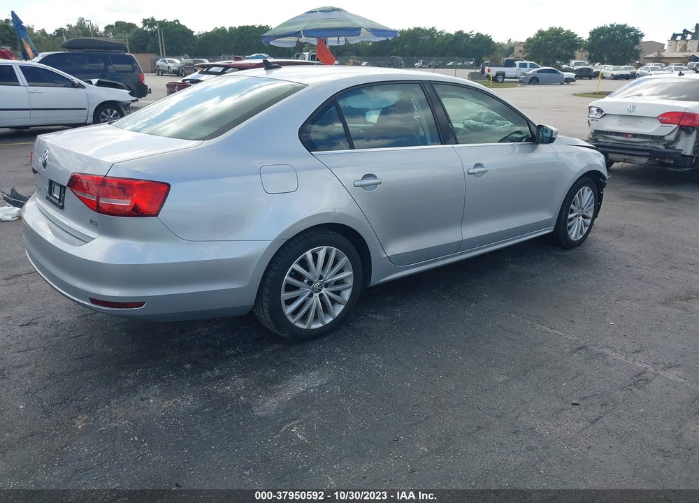 2015 VOLKSWAGEN JETTA 1.8T SE VIN: 3VWD07AJ8FM316427