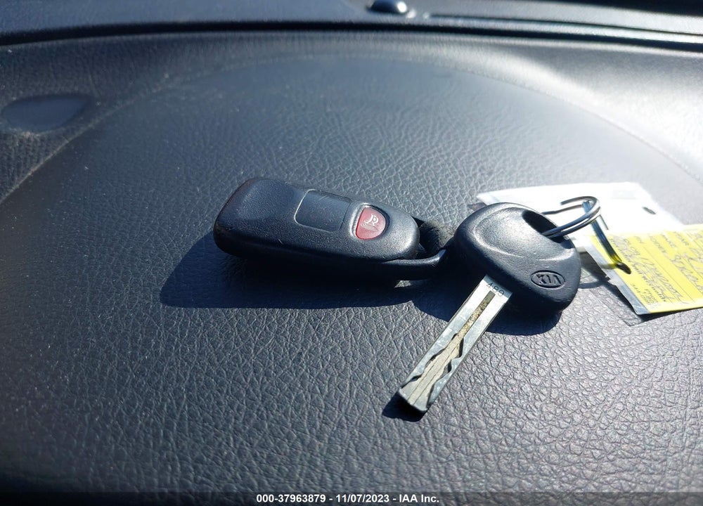 2011 KIA SORENTO LX VIN: 5XYKT3A14BG133138
