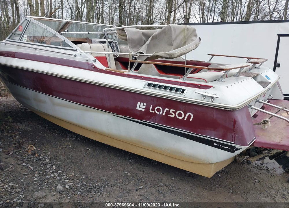 1987 LARSON BOAT VIN: LAR09090I687