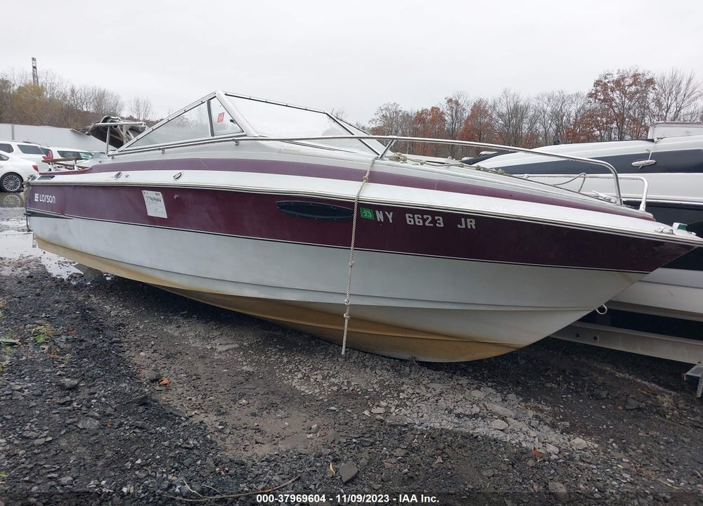 1987 LARSON BOAT VIN: LAR09090I687