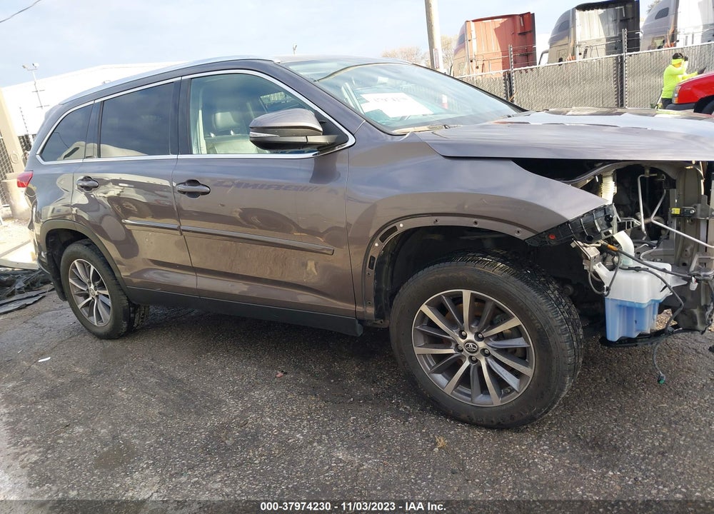 2019 TOYOTA HIGHLANDER XLE VIN: 5TDJZRFH5KS959907
