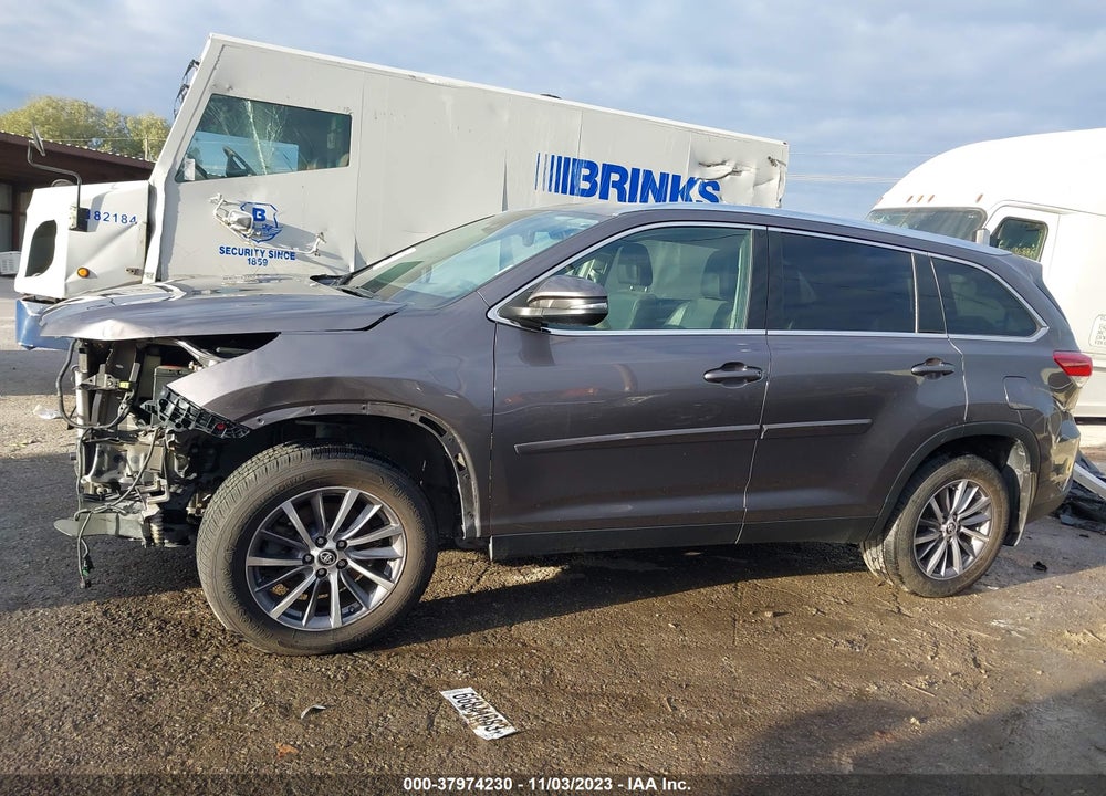 2019 TOYOTA HIGHLANDER XLE VIN: 5TDJZRFH5KS959907