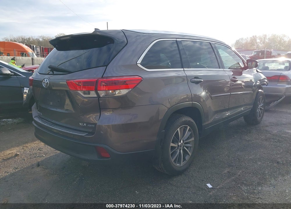 2019 TOYOTA HIGHLANDER XLE VIN: 5TDJZRFH5KS959907