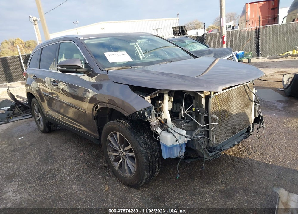 2019 TOYOTA HIGHLANDER XLE VIN: 5TDJZRFH5KS959907
