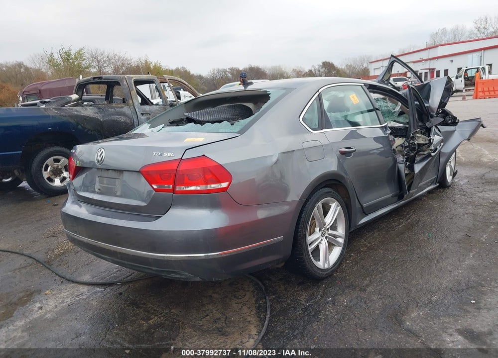 2015 VOLKSWAGEN PASSAT VIN: 1VWCV7A32FC031948