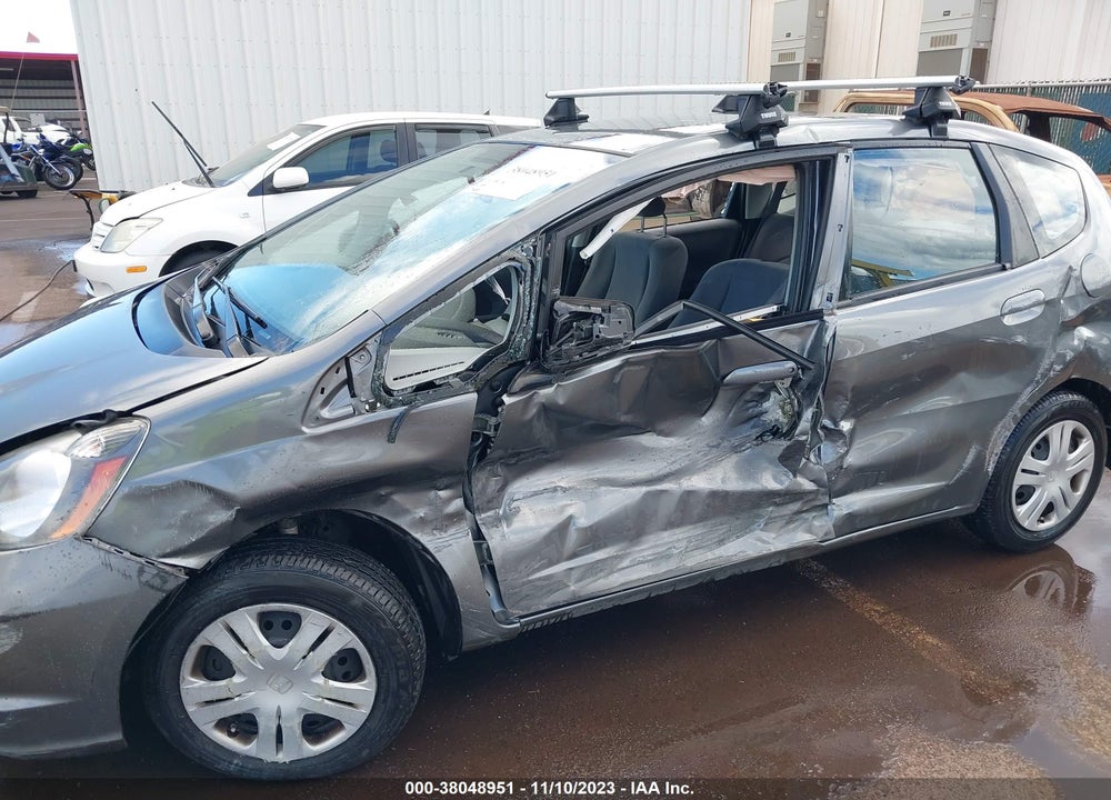 2011 HONDA FIT VIN: JHMGE8H35BS008226